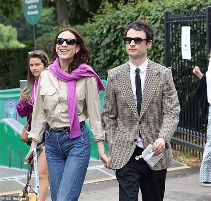 Alexa Chung : Family, Boyfriend, Net Worth &amp; Haircut